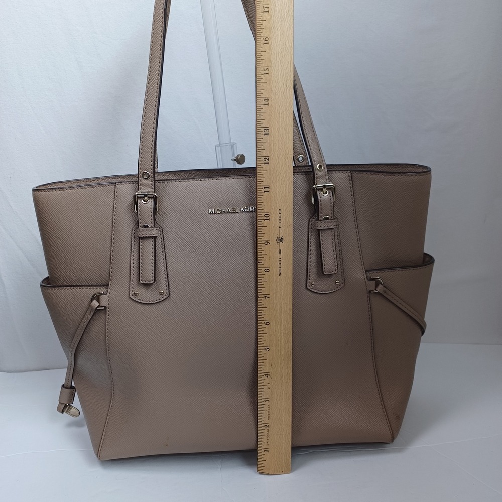 Michael Kors Voyager East West Tote Bag Taupe Saffiano Leather Gold Hardware - Picture 13 of 16